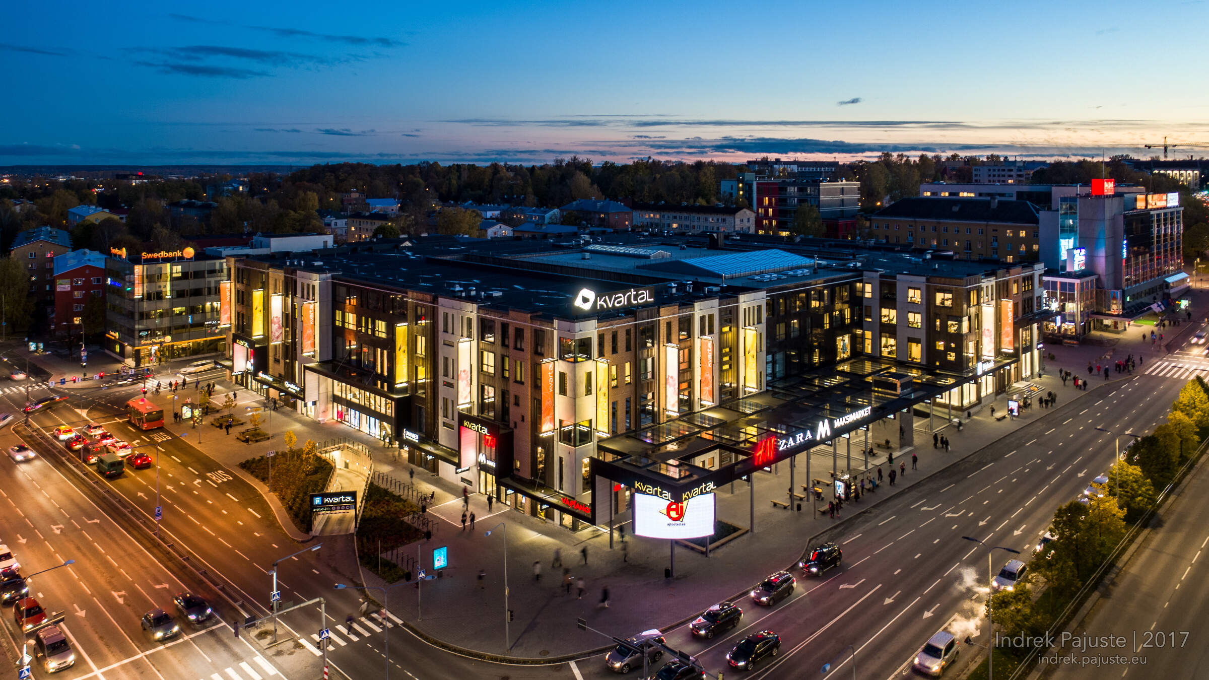 Kvartali keskus peale päikeseloojangut