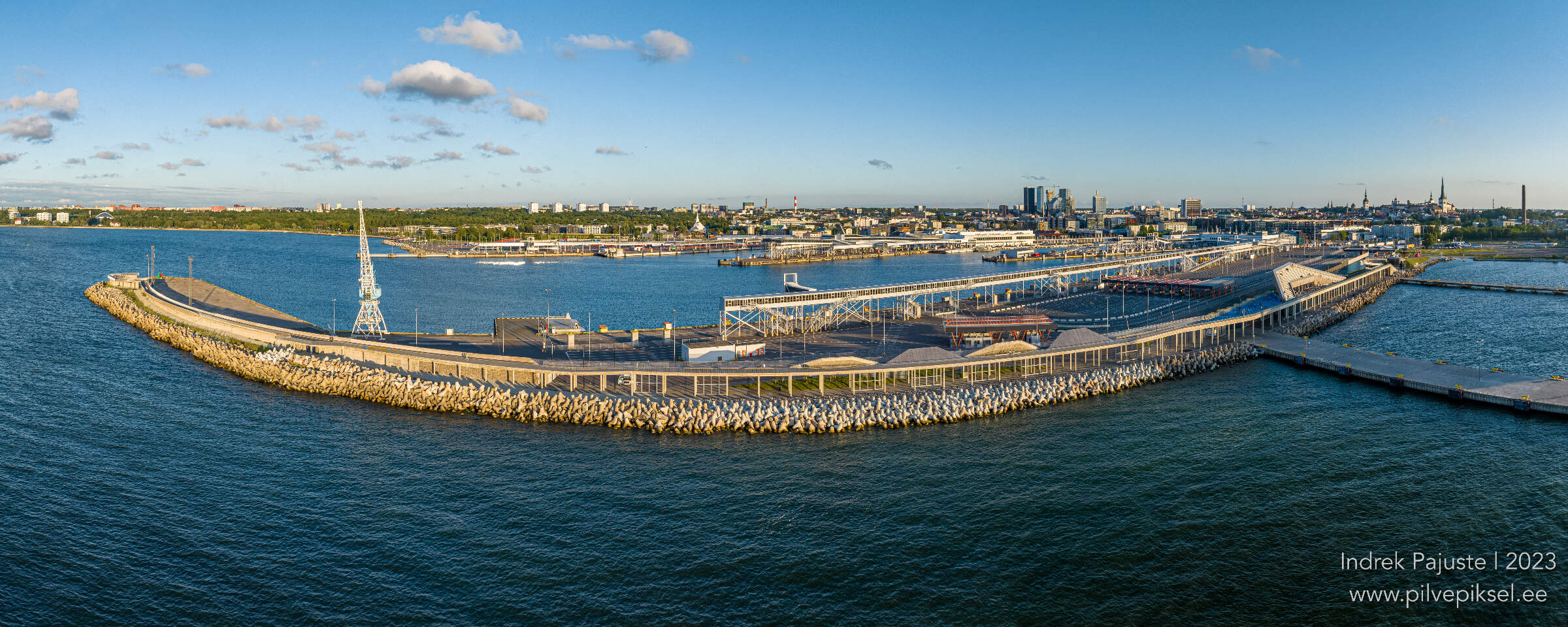 Panoraam vaatega Vanasadamast Tallinnale