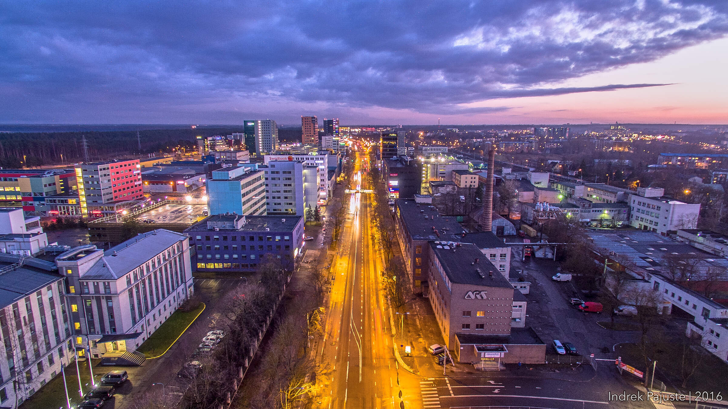 Pärnu maantee peale päikeseloojangut