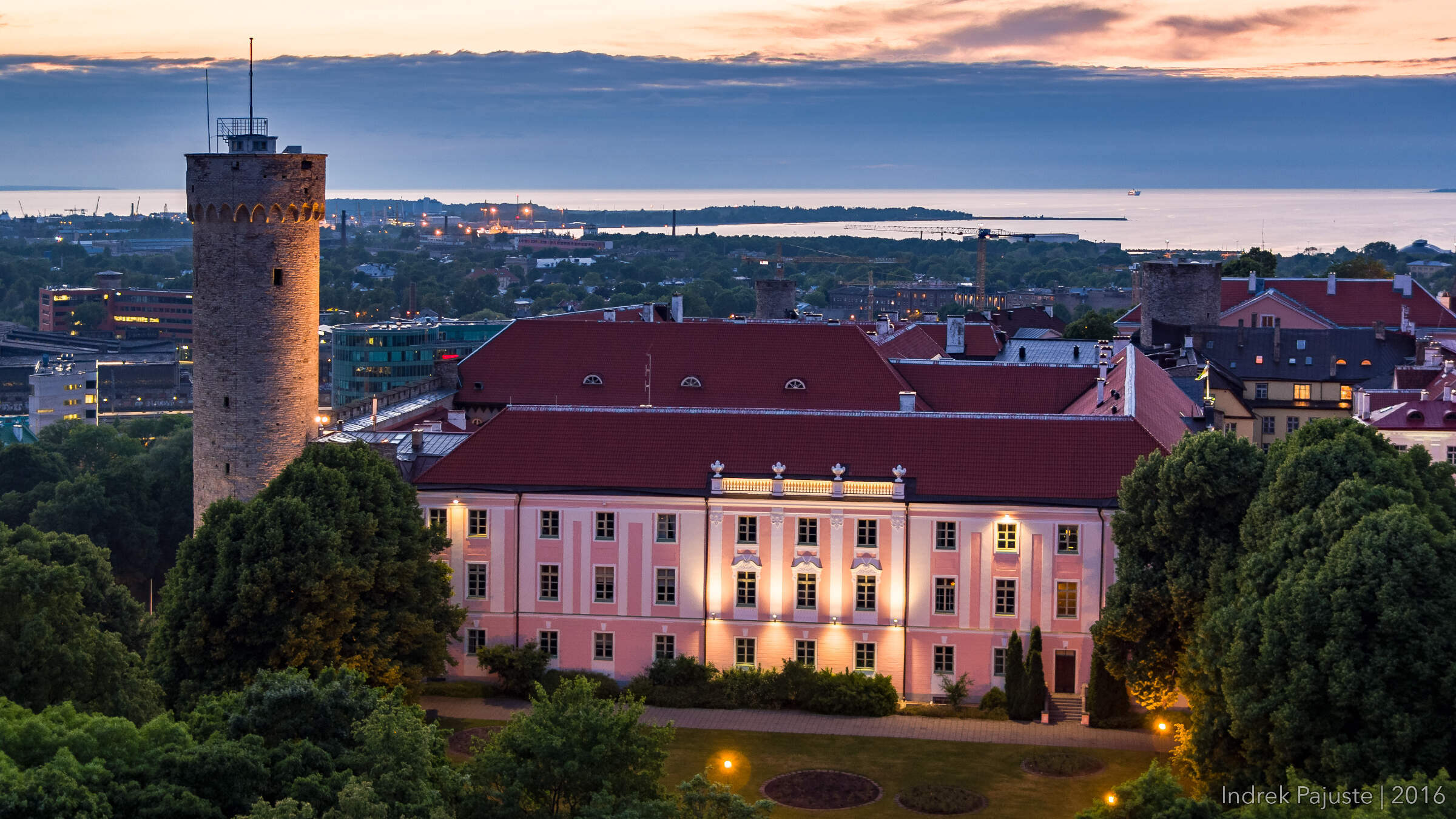 Toompea loss ja Pikk Hermann peale päikeseloojangut