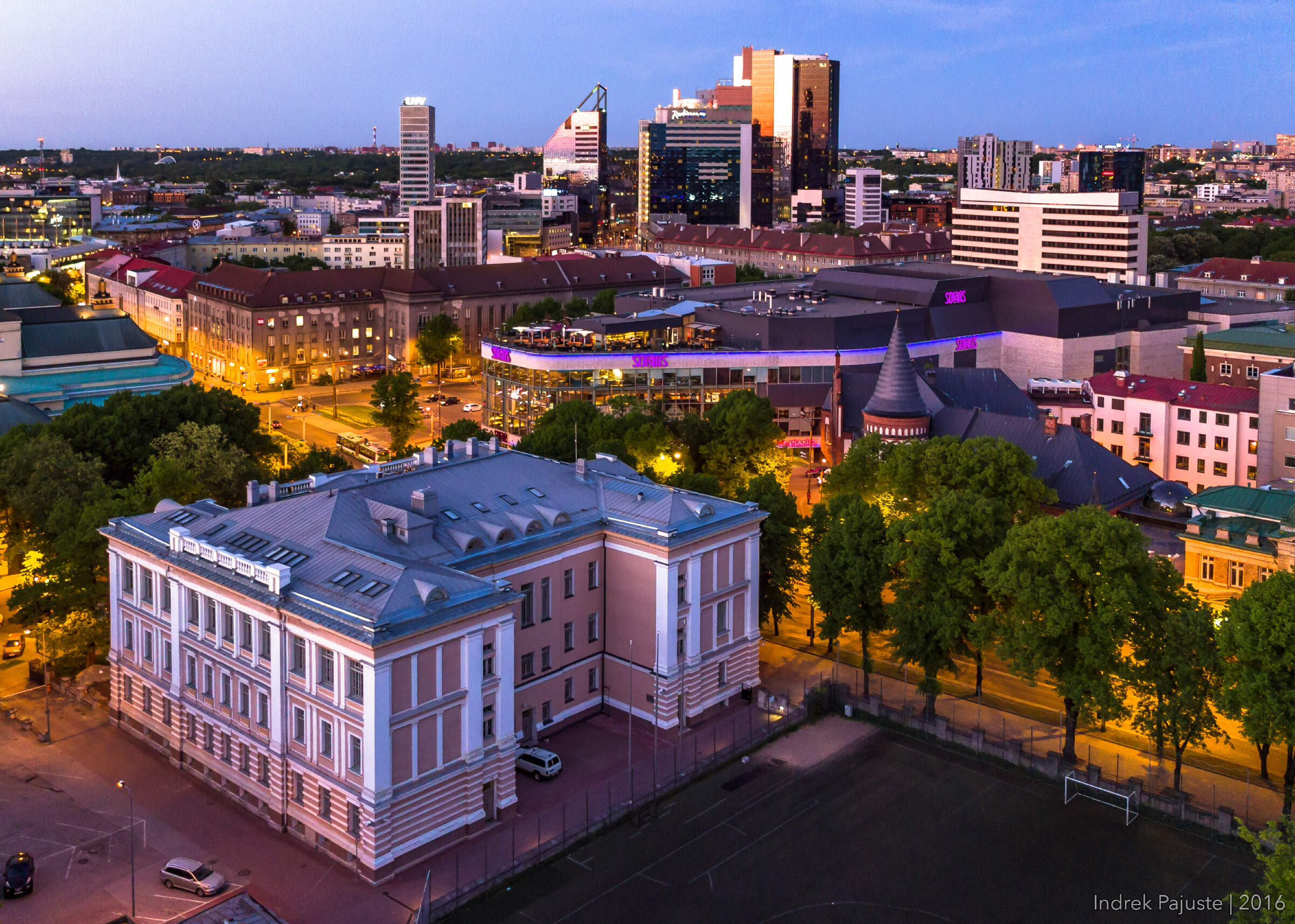 Tallinna Reaalkool peale päikeseloojangut