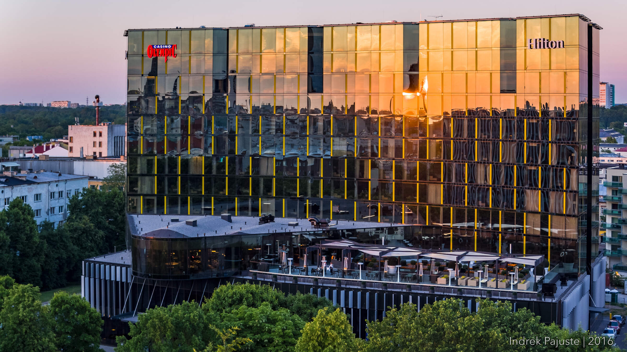 Hiltoni hotell päikeseloojangul