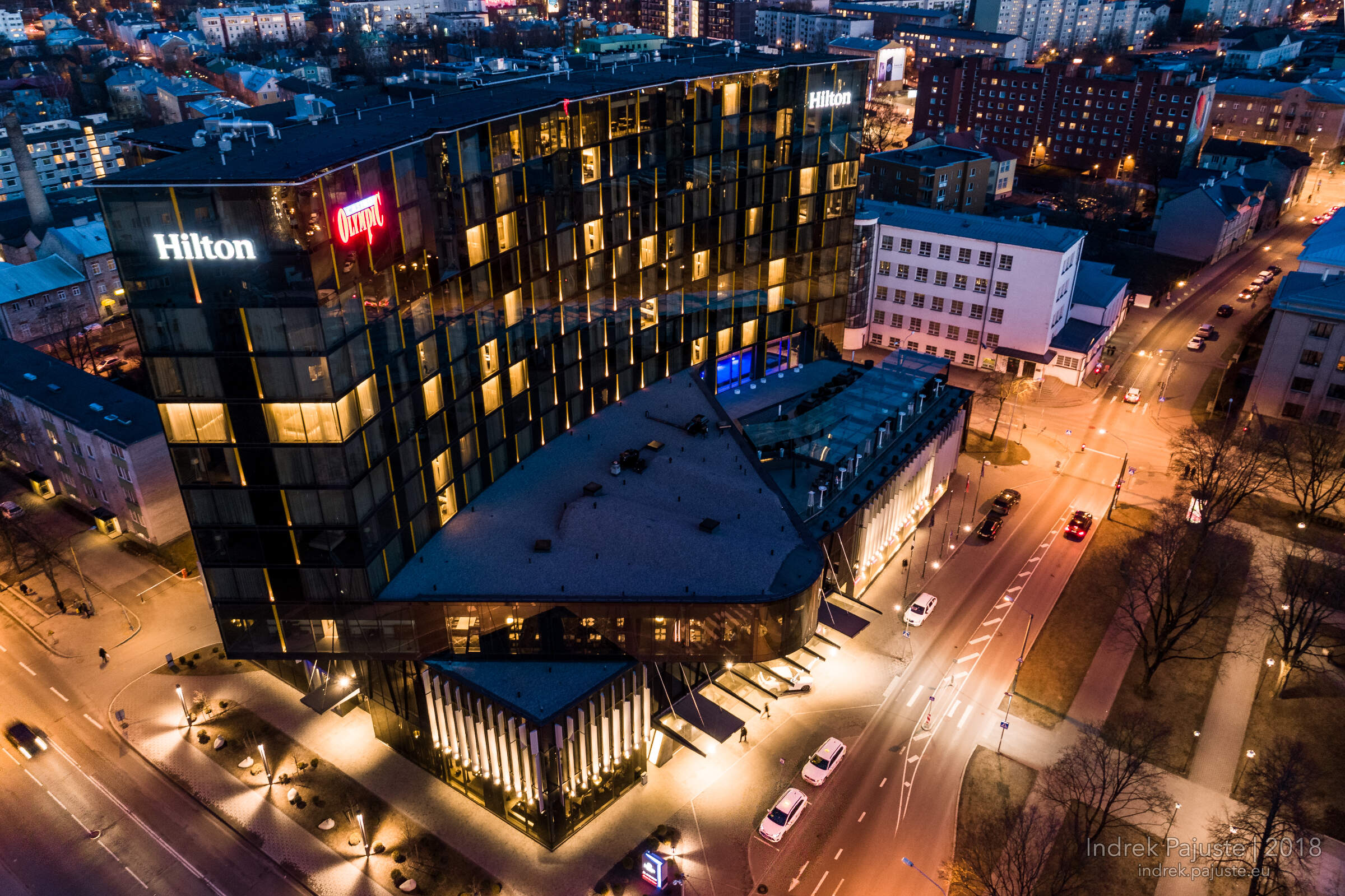 Hiltoni hotell öösel õhust